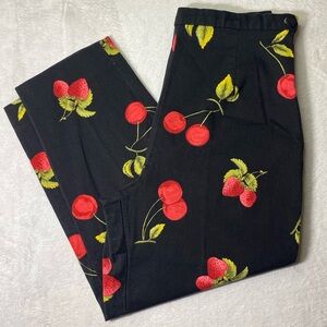 Briggs ✨ Black Cherry Strawberry Capri Pants Women’s Size 8
